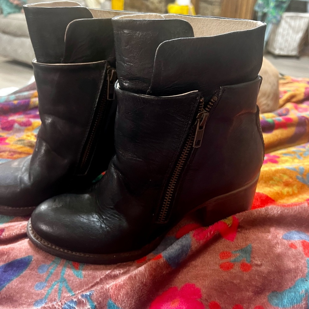 Excellent used condition. Freebird leather ankle boots sz 7